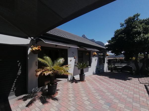 House For Sale in Fraaiuitsig, Klein Brak Rivier