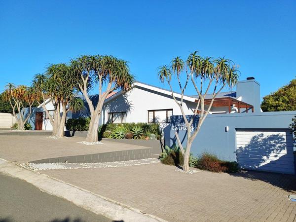 House For Sale in Fraaiuitsig, Klein Brak Rivier