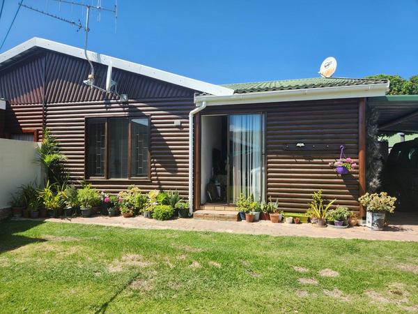 Townhouse For Sale in Hartenbos, Hartenbos